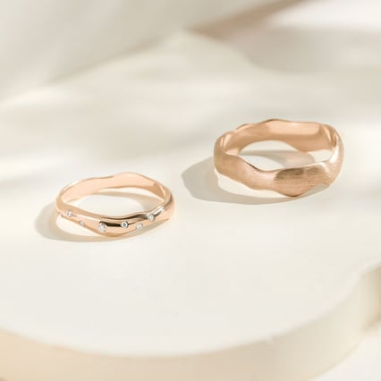Nepravidelné svadobné obrúčky z orieškového zlata s diamantmi Parnell