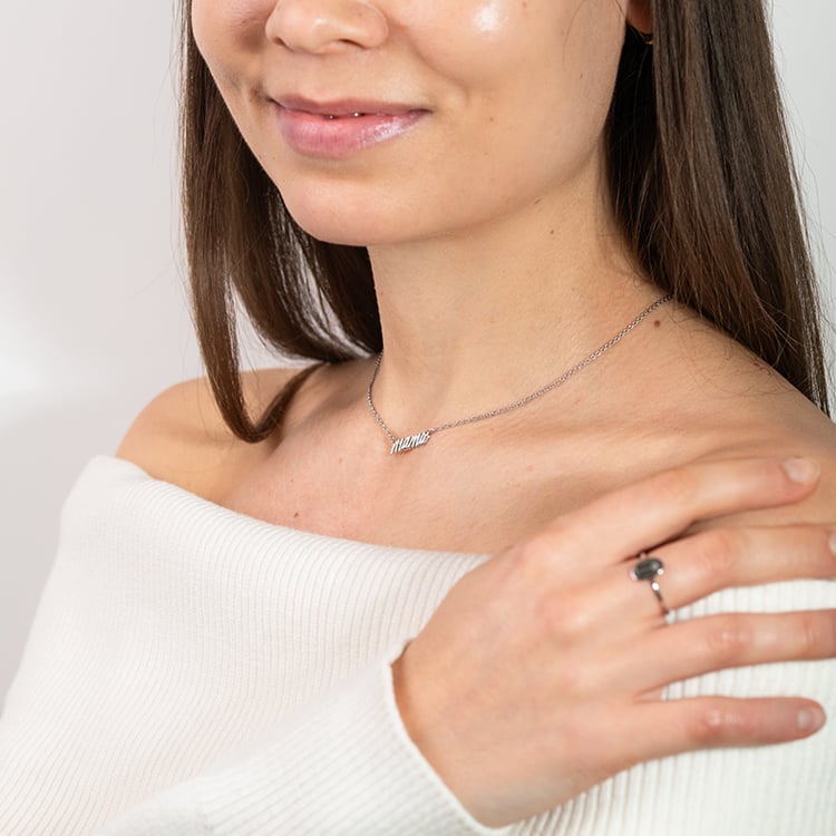 Strieborný náhrdelník s nápisom Mama 150613