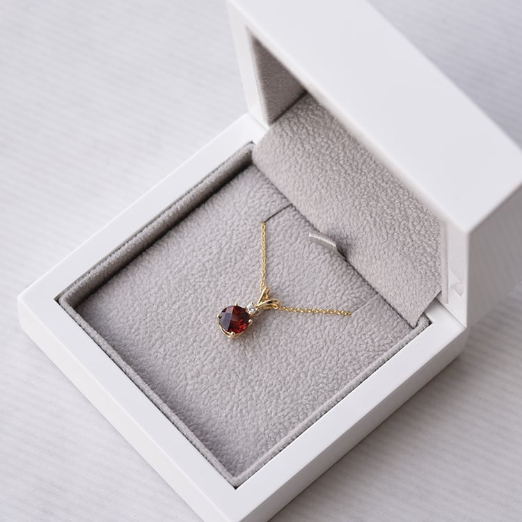 Granát v zlatom náhrdelníku s diamantom 73380