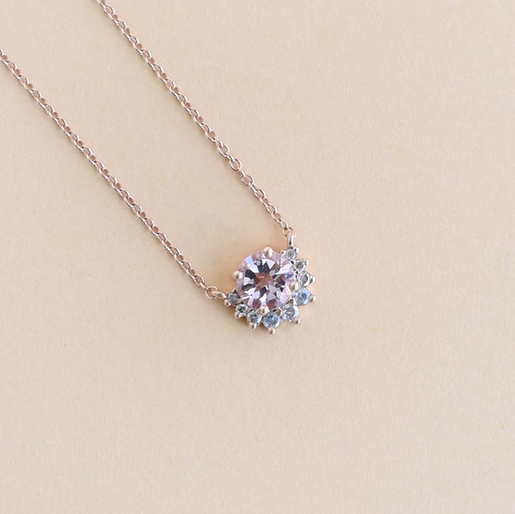 Náhrdelník s morganitom 95748