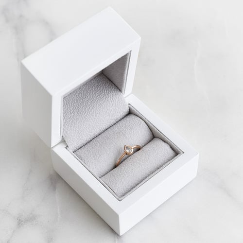 Minimalistický prsteň s pear diamantom Moyer