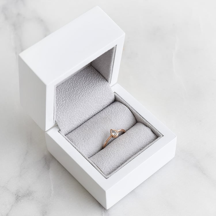 Zlatý prsteň s diamantom 100343