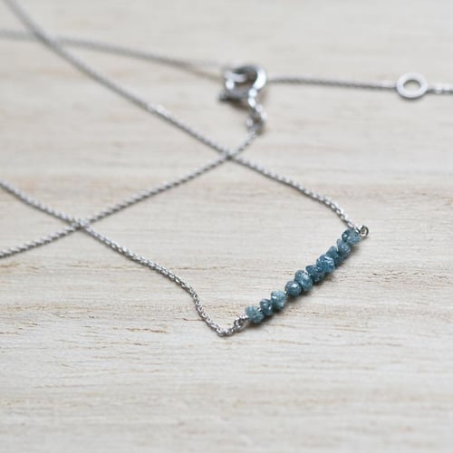 Zlatý choker s modrými nebrúsenými diamantmi Samante