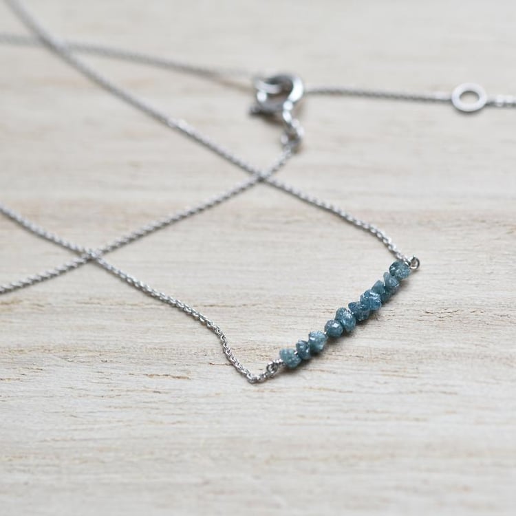 Náhrdelník s modrými diamantmi 38654