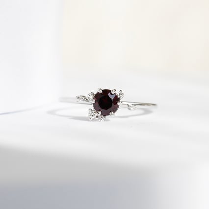 Cluster zásnubný prsteň s českým granátom a diamantmi Rosa