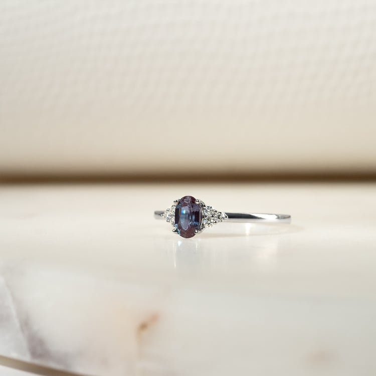 Zásnubný prsteň s alexandritom a diamantmi Kylie 134049