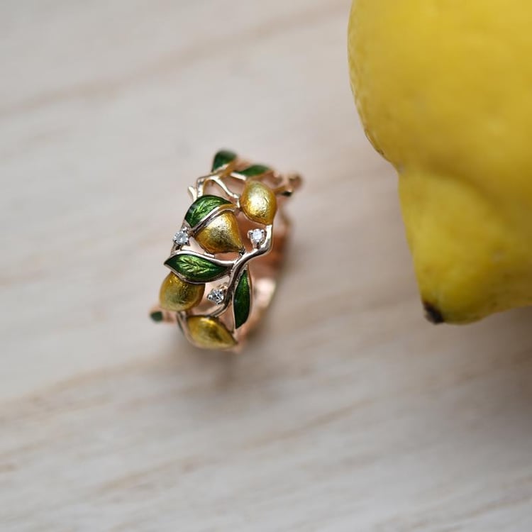 Zlatý diamantový prsteň s enamelom 43352