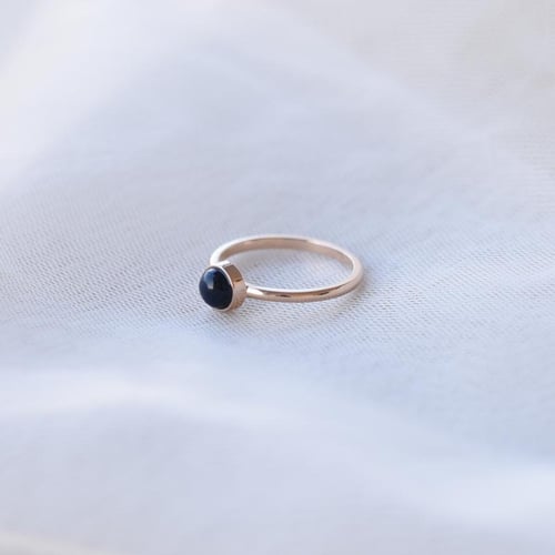 Zlatý minimalistický prsten s čiernym opálom Sevita