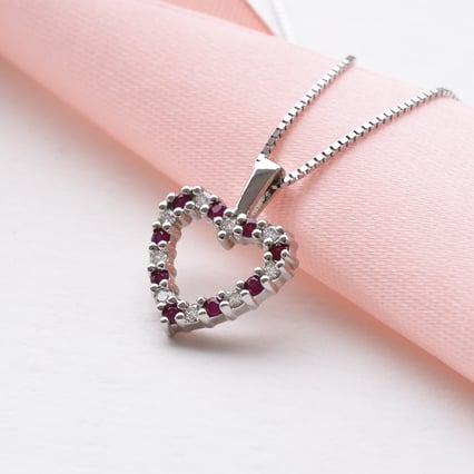 Zlaté srdiečko plné diamantov a rubínov v prívesku Minka