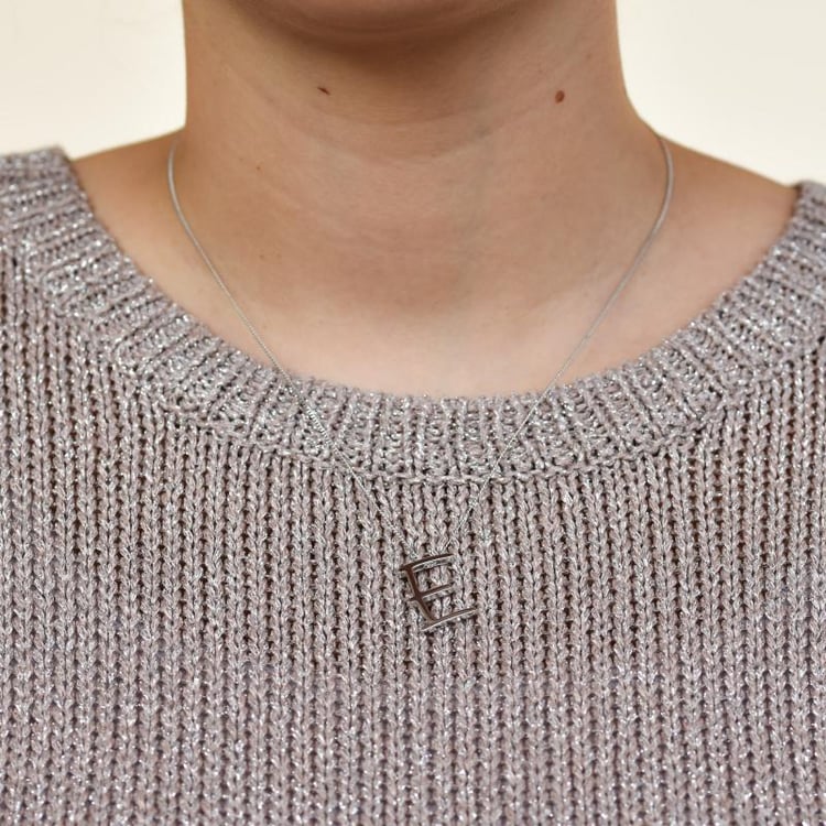 Strieborný náhrdelník s písmenkom 18221