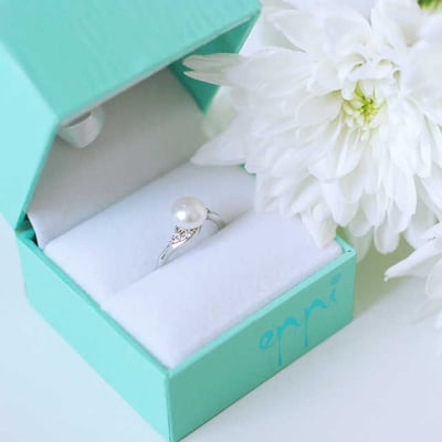 Strieborný perlový prsteň so zirkónmi 