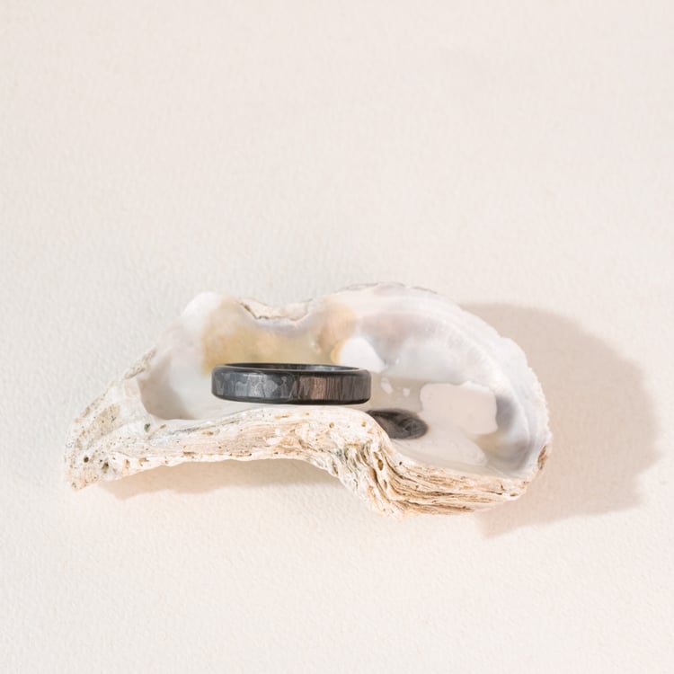 Plochý karbónový snubný prsteň so skosenými hranami Versiss 116288