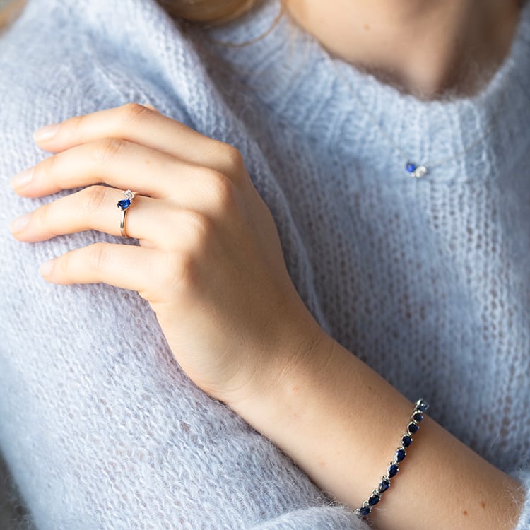 Pôvabný strieborný náramok so zafírmi Kalyn 147110