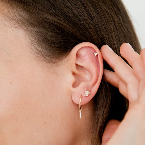 Zlatá piercing náušnica s bielymi topásmi Rossi