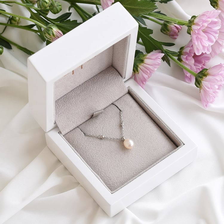 Decentný náhrdelník s bielou perlou zo striebra 83581