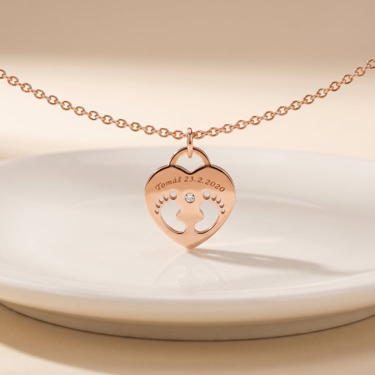 Strieborný prívesok detské nožičky s diamantom a gravírom Sophia 167085
