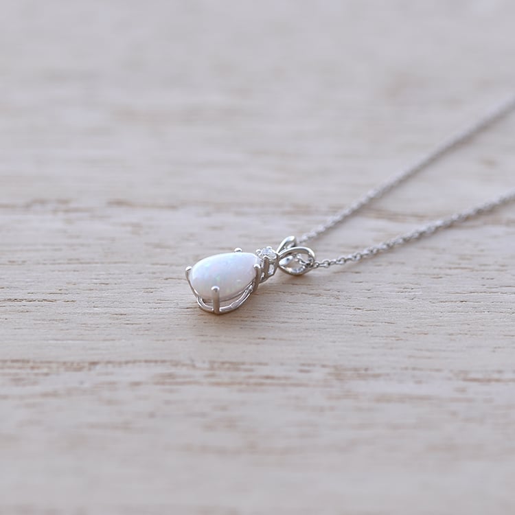 Zlatý prívesok s bielym opál a diamantom 62209