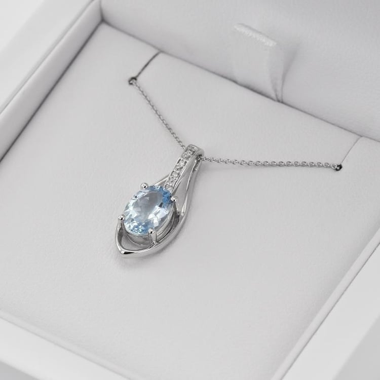 Elegantný zlatý náhrdelník s akvamarínom 29397