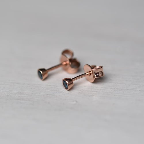Minimalistické bezel náušnice s modrými diamantmi Viosa