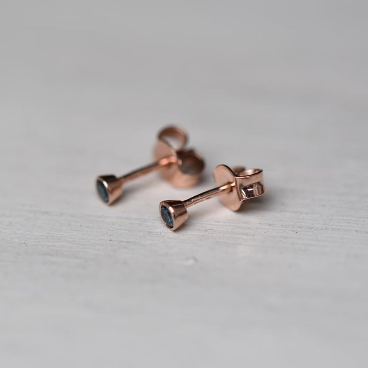 Zlaté minimalistické náušnice s diamantmi 49144