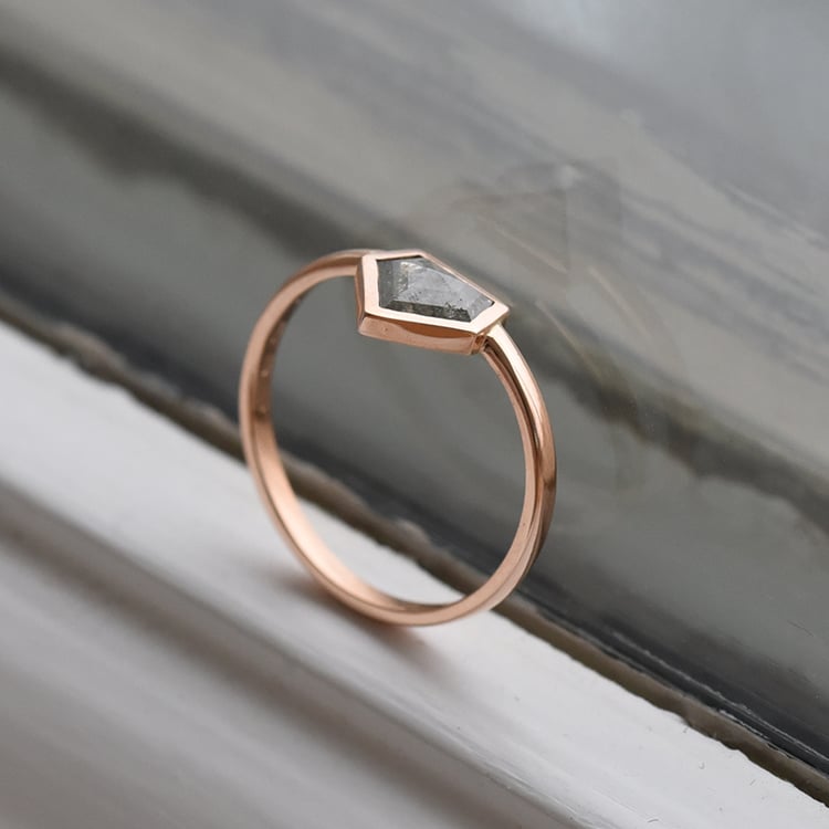 Zásnubný prsteň se salt and pepper diamantom 71677