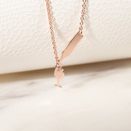 Strieborný náhrdelník s fľašou a pohárom vína Uva