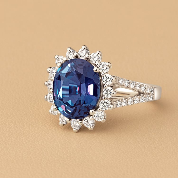 Zlatý halo prsteň s oválnym lab-grown alexandritom a diamantmi Willie 136590