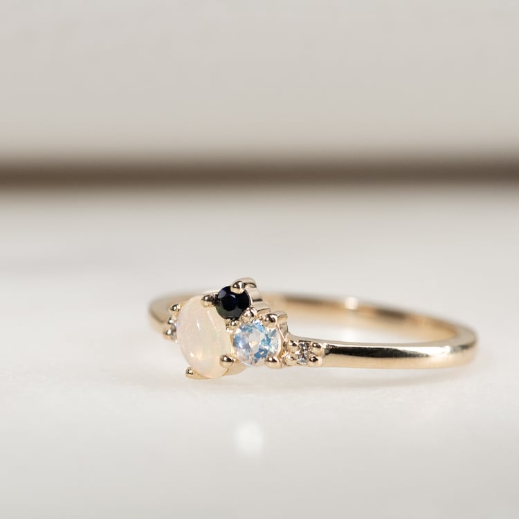 Zlatý cluster prsteň s opálom, zafírom, mesačným kameňom a diamantmi Bijou 133073