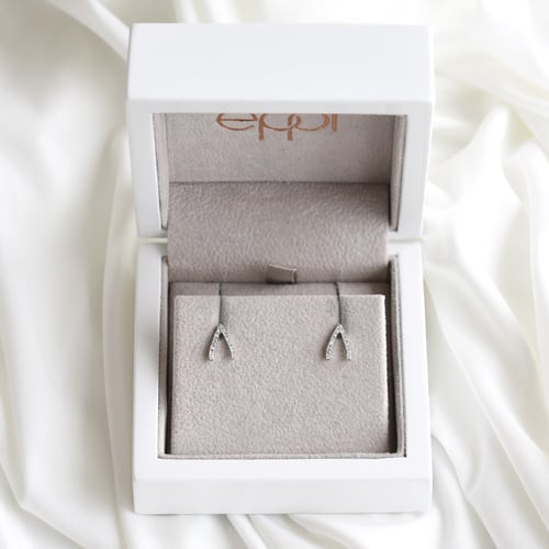 Minimalistické náušnice s diamantmi Wishbone