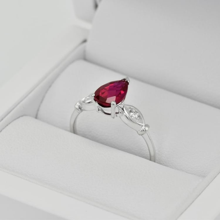 Prsteň s rubínovú slzou 14579