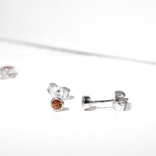 Minimalistické bezel náušnice s padparadscha zafírmi Viosa