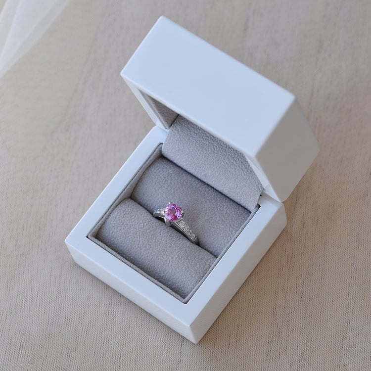 Nádherný zafír v prsteňa 65363