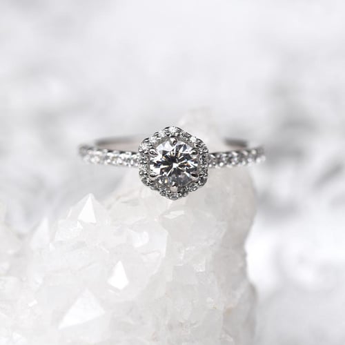 Zásnubný halo prsteň s lab-grown diamantmi Salma