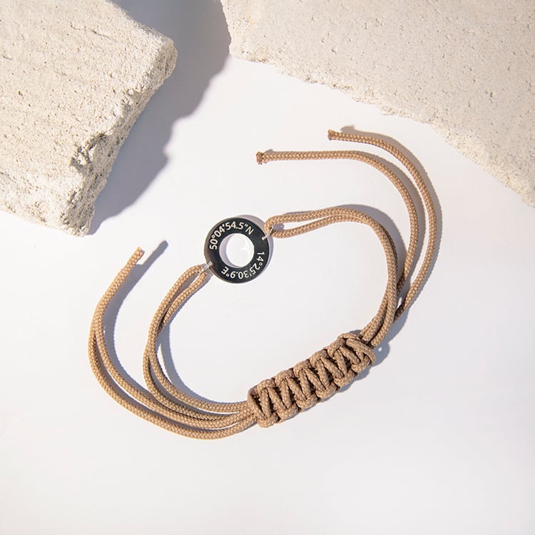 Strieborný pánsky povrázkový náramok s gravírom súradníc Bates 112616