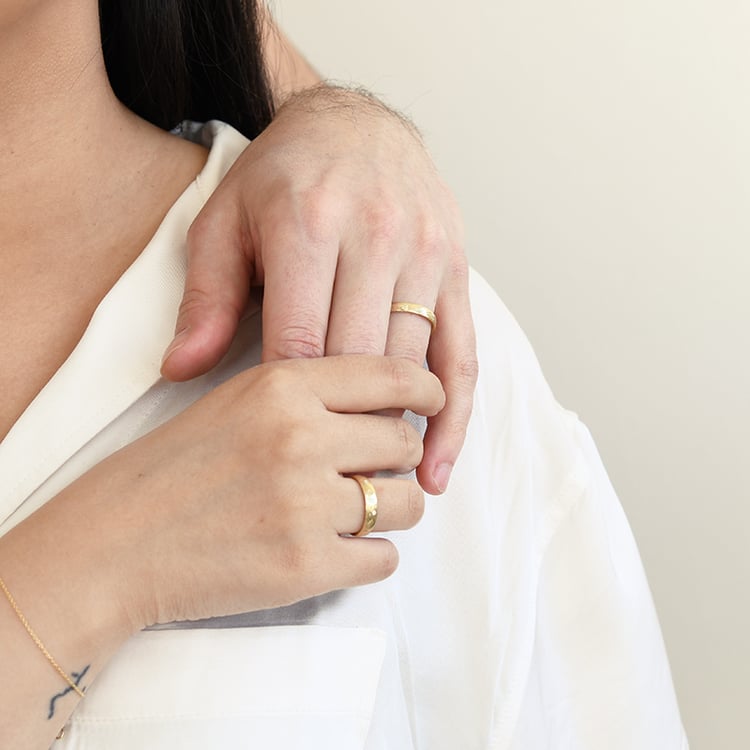 Svadobné obrúčky s ručnou rytinou vĺn a diamantmi Eloise 118346