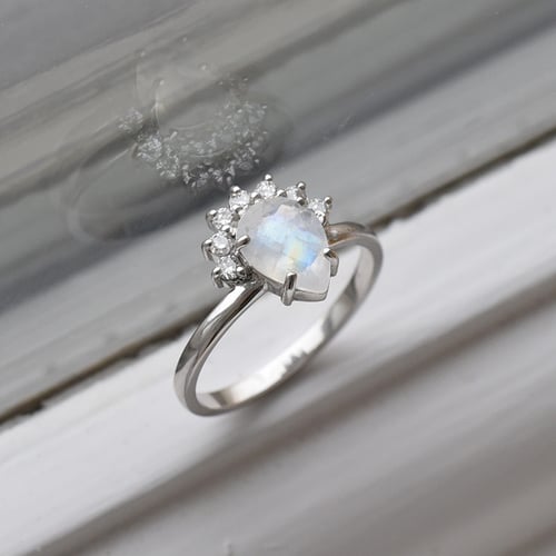 Zásnubný prsteň s mesačným kameňom a diamantmi Gower