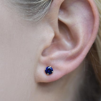 Zlaté napichovacie náušnice so zafírmi Zagiri