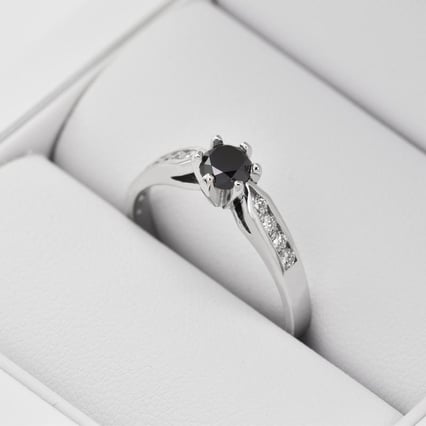 Zásnubný prsteň s čiernym diamantom Cletia
