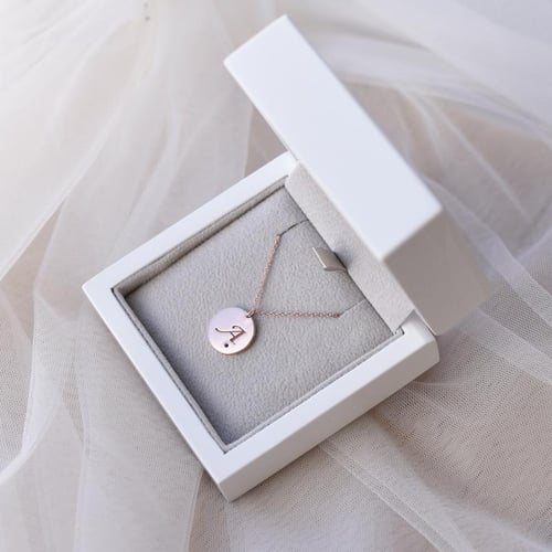 Zlatý prívesok s čiernym diamantom a gravírom písmena Rei