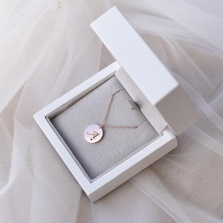 Prívesok s diamantom a gravírom písmena 52386