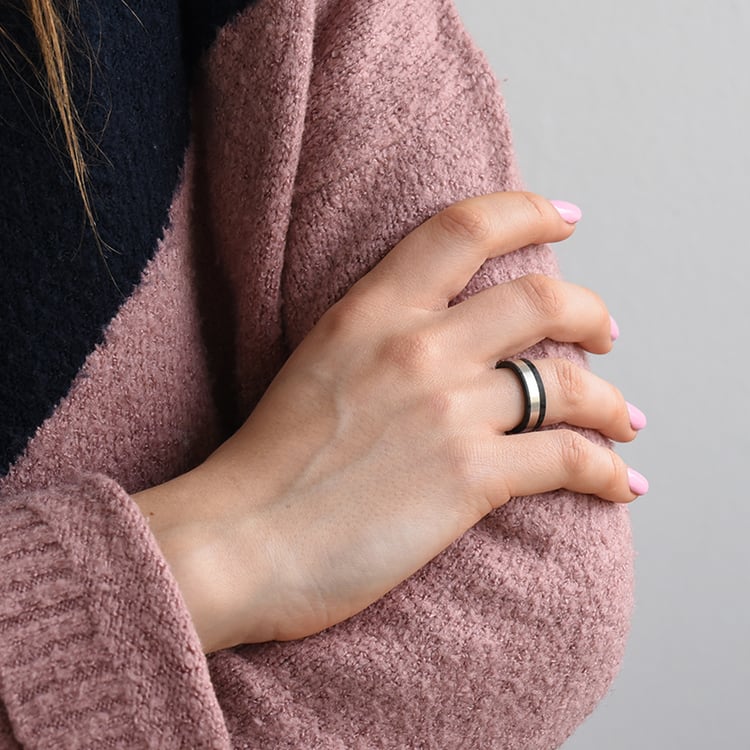 Plochý snubný prsteň z karbónu a striebra Elealen 166102