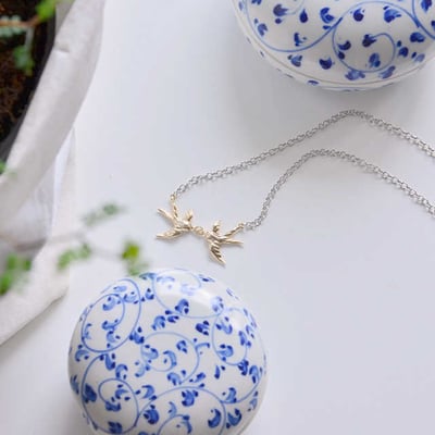 Strieborný náhrdelník s lastovičkami