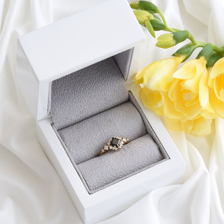 Prsteň s čierným diamantom a moissanitmi 82394