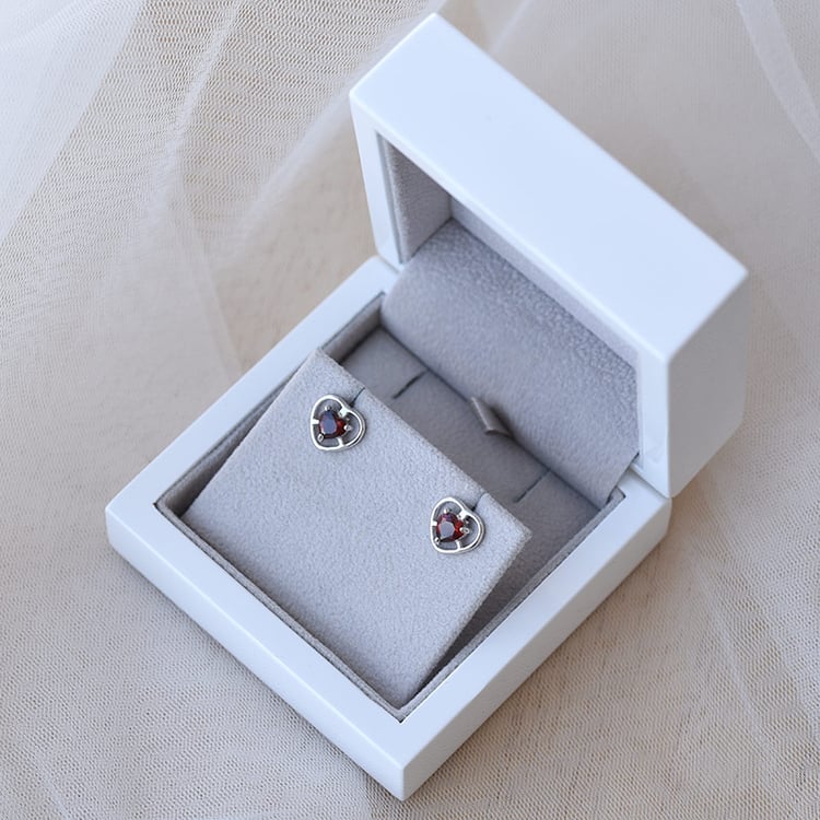 Romantické strieborné náušnice s granátmi v srdiečku 67543