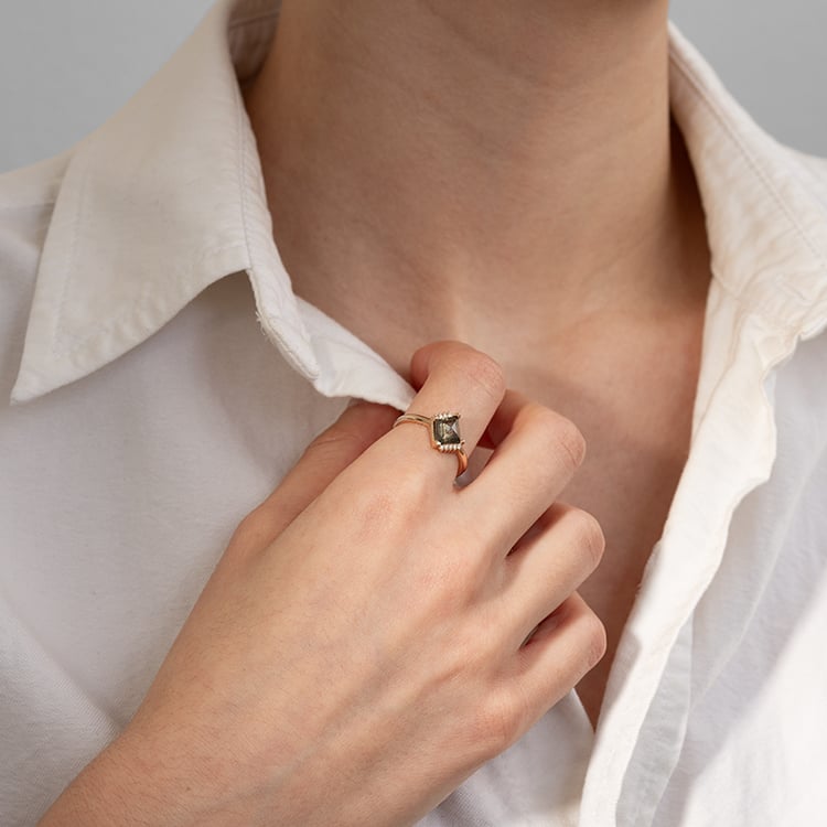 Lozenge prsteň so salt and pepper diamantom a diamantmi Dalton 131243