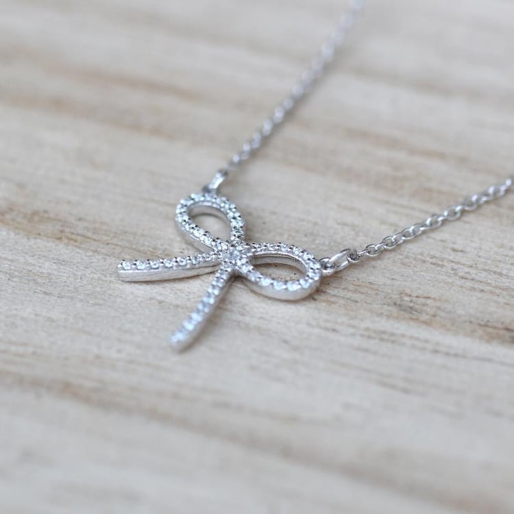 Mašlička v náhrdelníku s moissanitmi 51714