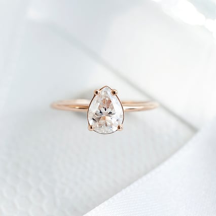 Zásnubný prsteň s pear moissanitom s výberom veľkosti Cooley