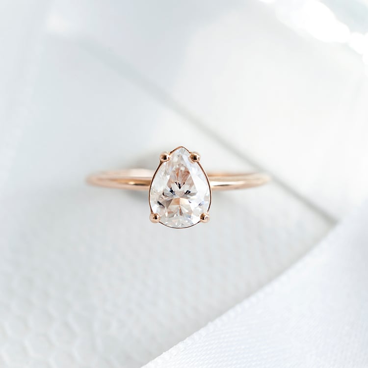 Zásnubný prsteň s pear moissanitom s výberom veľkosti Cooley 110241