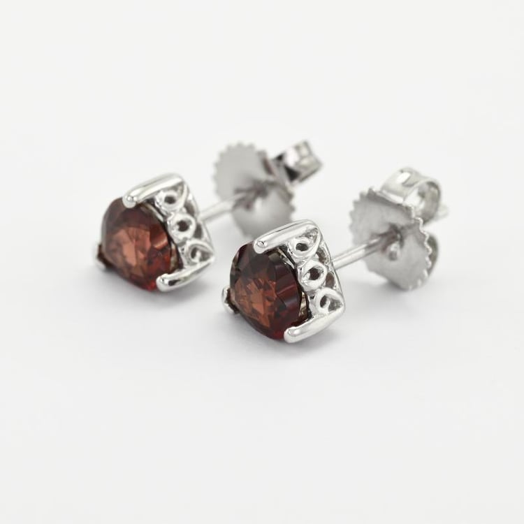 Granátové náušnice v tvare srdca 46844