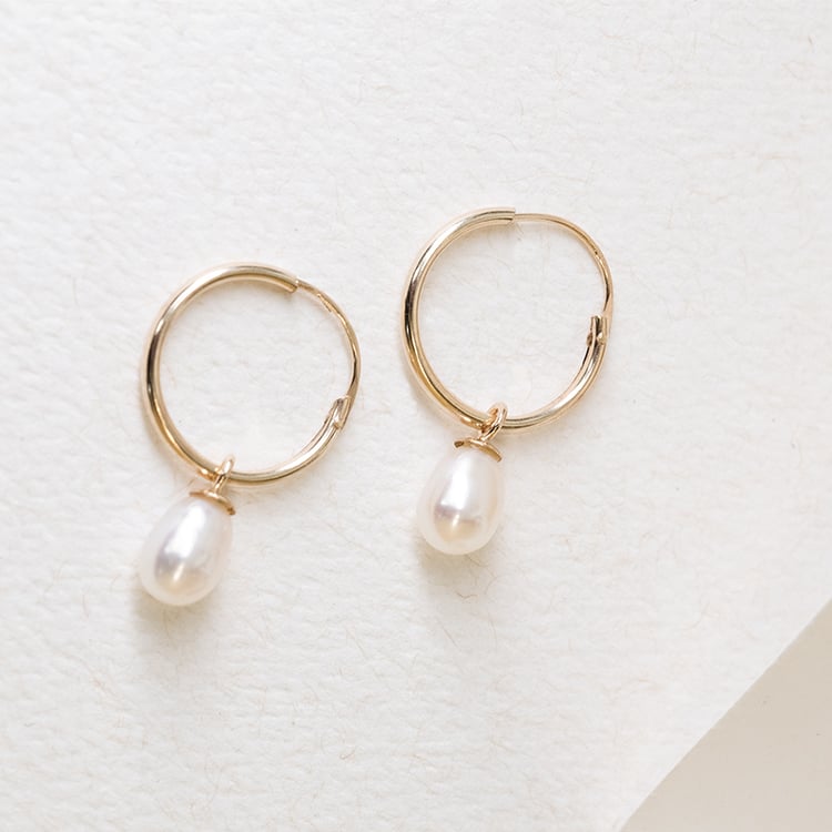 Zlaté visiace náušnice s bielymi perlami Cathy 123020